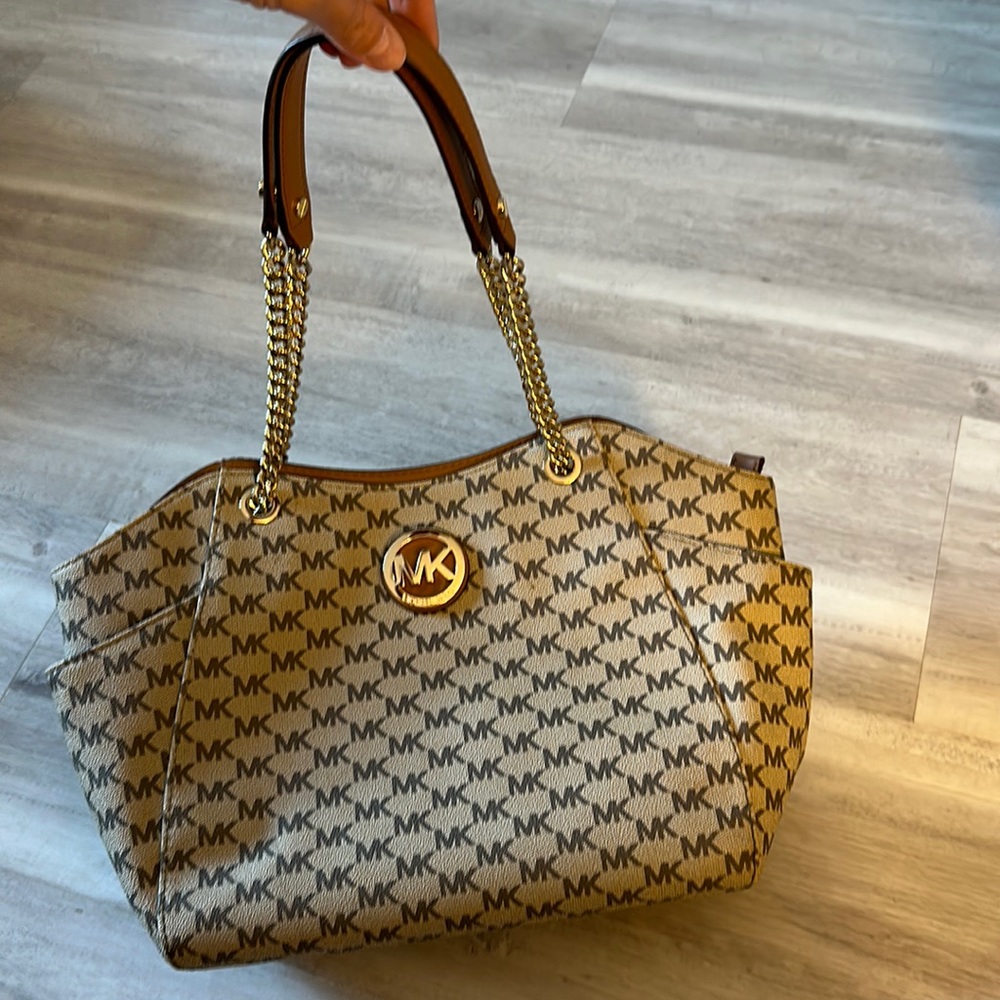 Micheal Kors- Jet Set Travel Purse